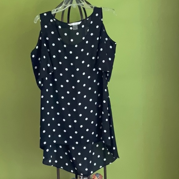 💖Peter Nygard black/white polka dot top with peek a boo shoulders - Picture 2 of 4